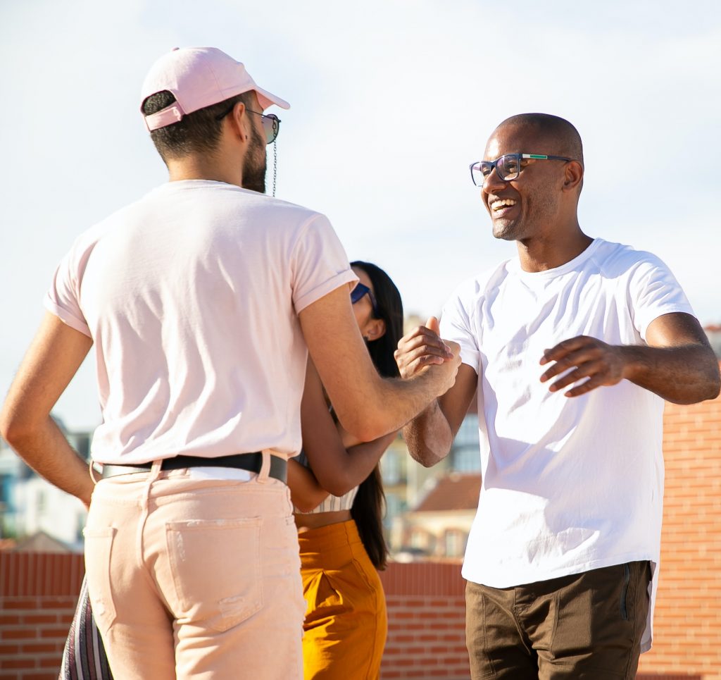 How to introduce yourself in Spanish: Two men meet